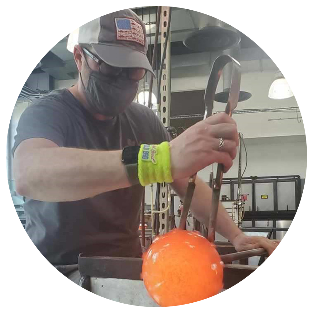 Peter Carter working in the hot shop